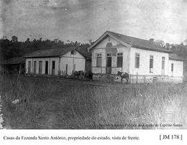 Casas da Fazenda Santo Antônio, vista de frente , propriedade do Estado