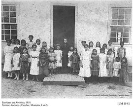 Fotografia de um grupo escolar, em Anchieta