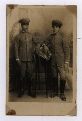 Saturnino Rangel Mauro, à esquerda, enquanto serviu como músico do 3º Batalhão de Caçadores do Ex...