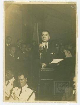 Saturnino Rangel Mauro discursando durante sessão que promulgou Constituição Estadual de 1947.