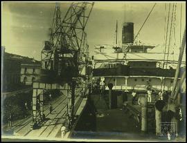 O primeiro embarque de minério de ferro pelo Porto de Vitória. O enchimento das caçambas foi feito na média de uma tonelada em cinco minutos.