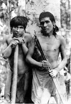 Indígenas Botocudos posando para uma fotografia