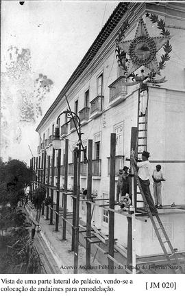 Fotografia da lateral do Palácio, vendo-se a colocação de andaimes para remodelação