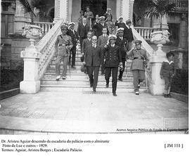 Dr. Aristeu Aguiar, descendo a escadaria do Palácio Anchieta, com o Almirante Pinto da Luz e outros
