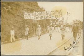 Desfile cívico esportivo realizado pelo Clube de Regatas Saldanha da Gama. Equipe de atletas do remo durante parada esportiva, em frente à Curva do Saldanha
