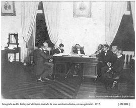 Fotografias do Dr. Jerônymo Monteiro, rodeado de seus auxiliares diretos, em seu gabinete