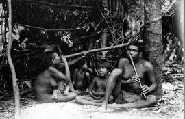Indígenas Botocudos em meio a árvores posando para uma fotografia