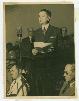 Saturnino Rangel Mauro discursando durante sessão que promulgou Constituição Estadual de 1947.