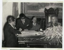 Saturnino Rangel Mauro em ato de assinatura dos autógrafos da Constituição Estadual de 1947