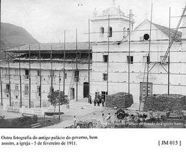 Fotografia do antigo Palácio do Governo, bem acima, a igreja