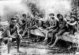 Indígenas botocudos sentados