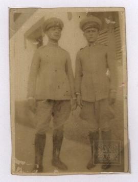 Saturnino Rangel Mauro e Hélio Ramos fardados com uniforme do Exército Brasileiro.