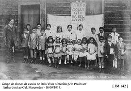 Grupo de alunos da Escola de Bela Vista, foto oferecida pelo professor, ao Cel. Marcondes