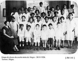 Grupo de alunos da escola mista de Alegre