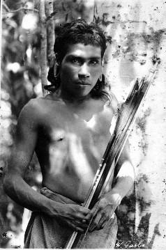 Indígena Botocudo segurando um arco e flecha