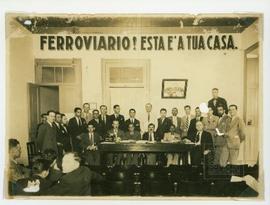 Grupo de pessoas no Sindicato dos Empregados e Operários da Estrada de Ferro Vitória a Minas.